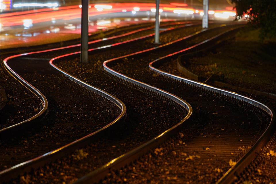 In Dresden ist ein Schwerverletzter auf Gleisen gefunden worden. (Symbolbild)Robert Michael/dpa-Zentralbild/dpa