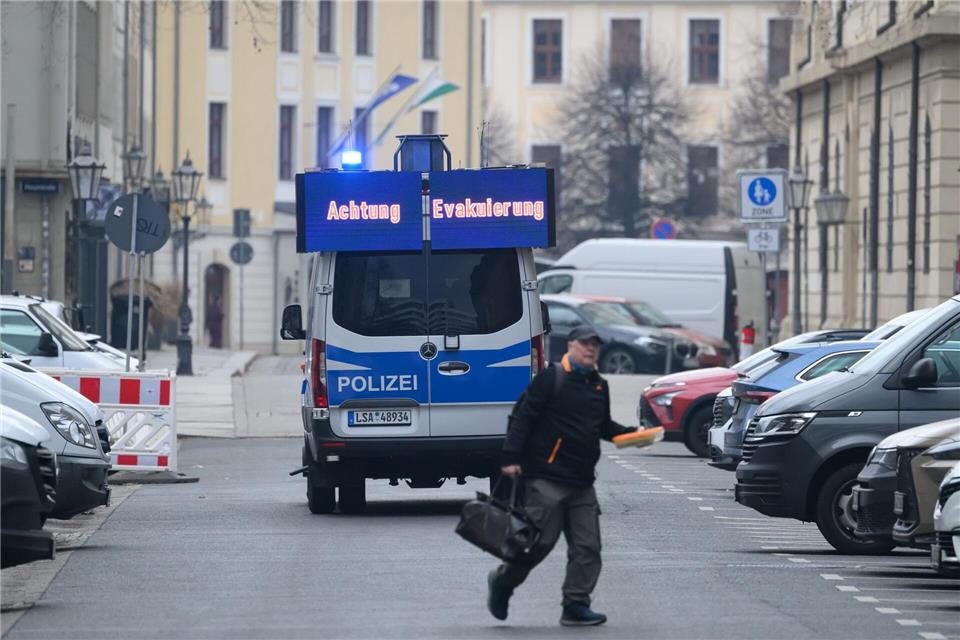 In Dresden laufen die Vorbereitungen für die Entschärfung einer Weltkriegsbombe.Robert Michael/dpa