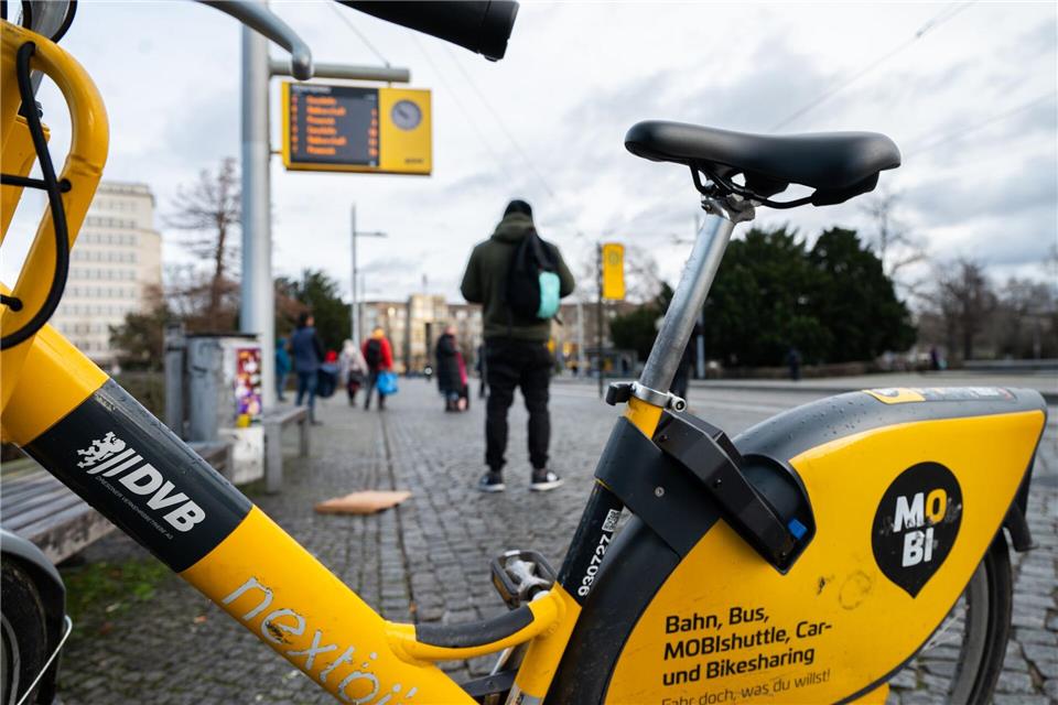 In Dresden organisiert das Leipziger Unternehmen Nextbike im Auftrag der Dresdner Verkehrsbetriebe das Angebot der „MOBIbikes“. ÖPNV-Reisende können die Räder vergünstigt nutzen und Nextbike ist von Sondernutzungsgebühren ausgenommen. (Archivbild)Robert Michael/dpa