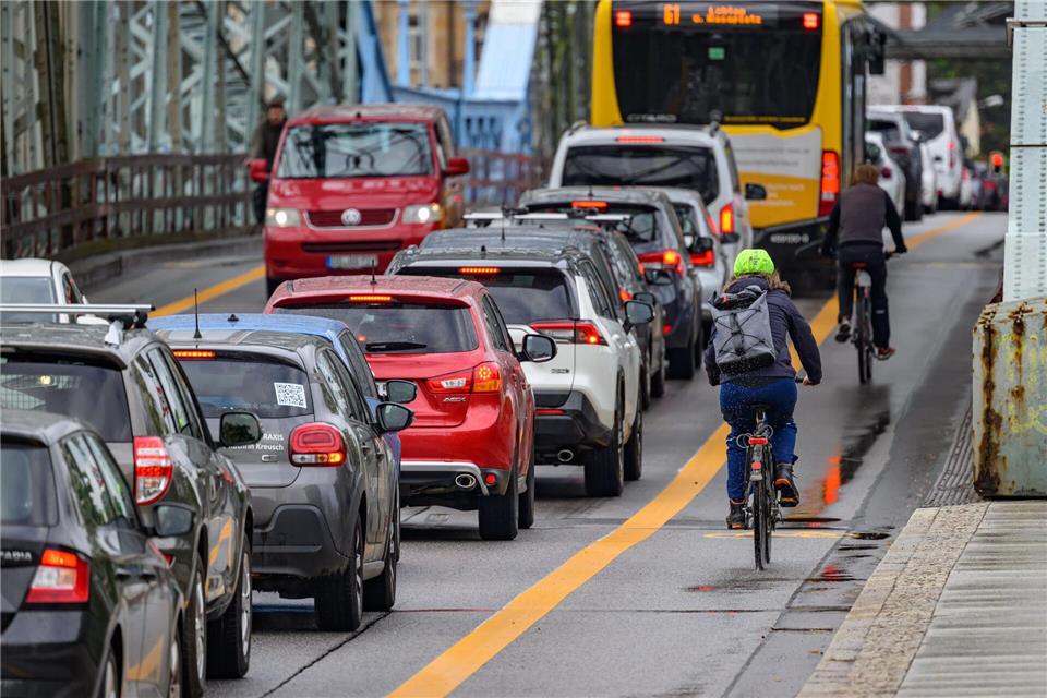 In Dresden standen Autofahrer im vergangenen Jahr rund 116 Stunden im Stau. (Symbolbild)Robert Michael/dpa