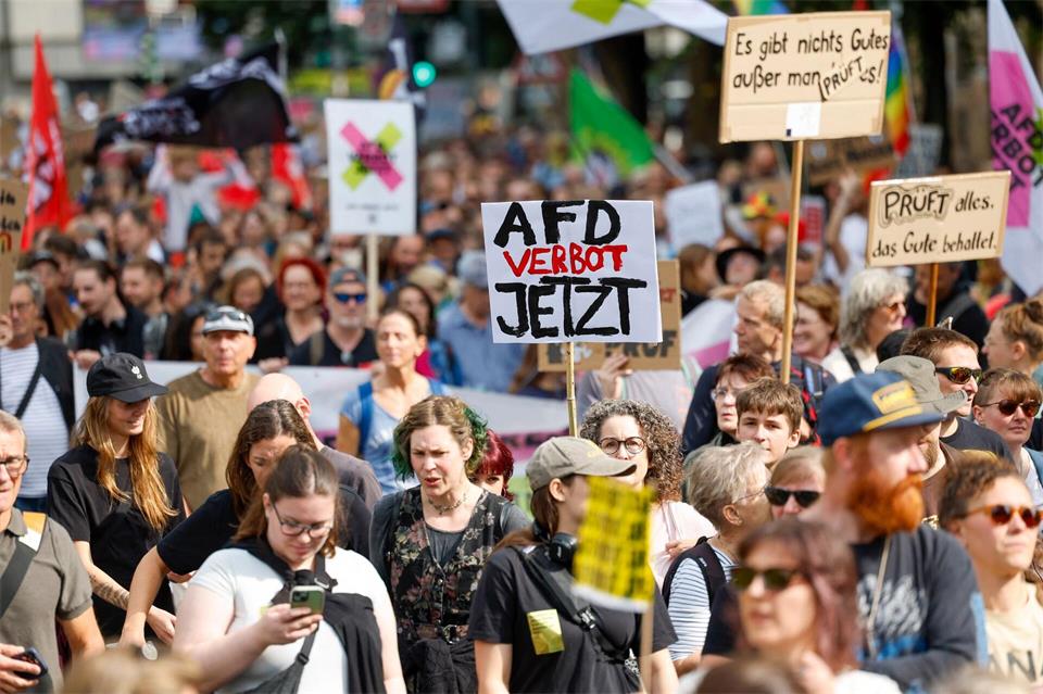 In Düsseldorf gingen rund 20.000 Menschen auf die Straße und forderten ein AfD-Verbot.Thomas Banneyer/dpa