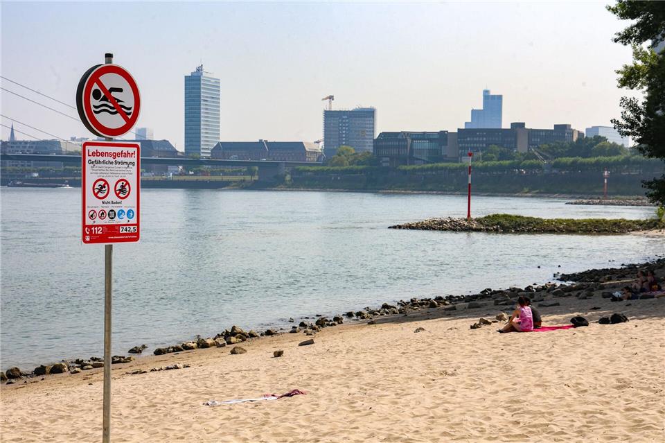 In Düsseldorf ist das Baden im Rhein verboten. (Archivbild)Gianni Gattus/dpa
