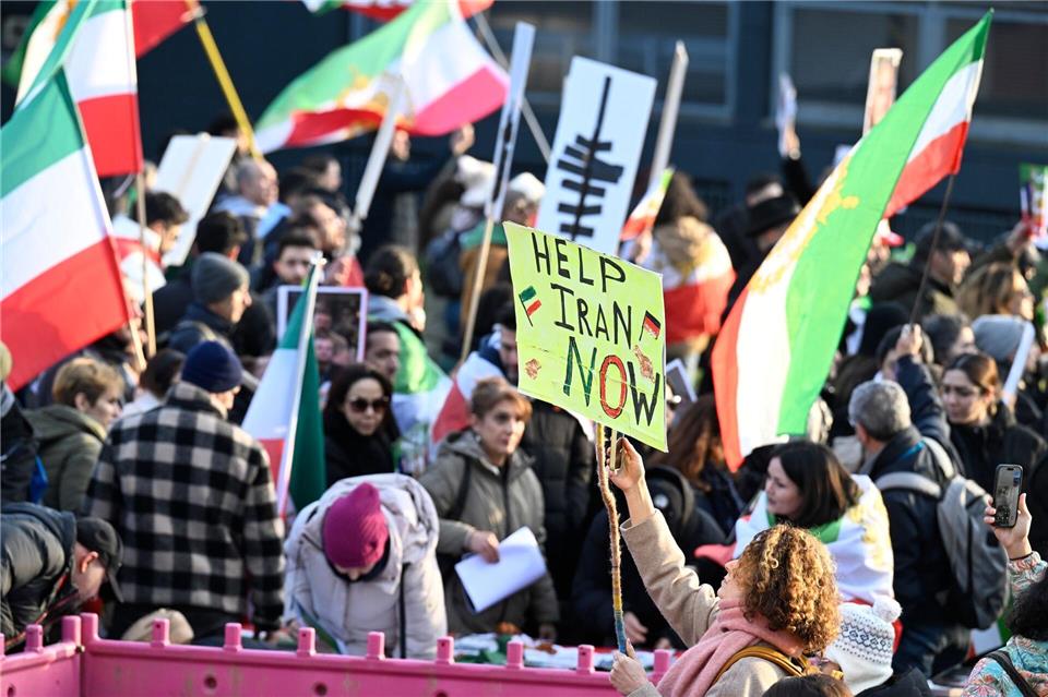 In Düsseldorf wird mit Tausenden Menschen zur Lage im Iran demonstriert. (Archivbild)Roberto Pfeil/dpa