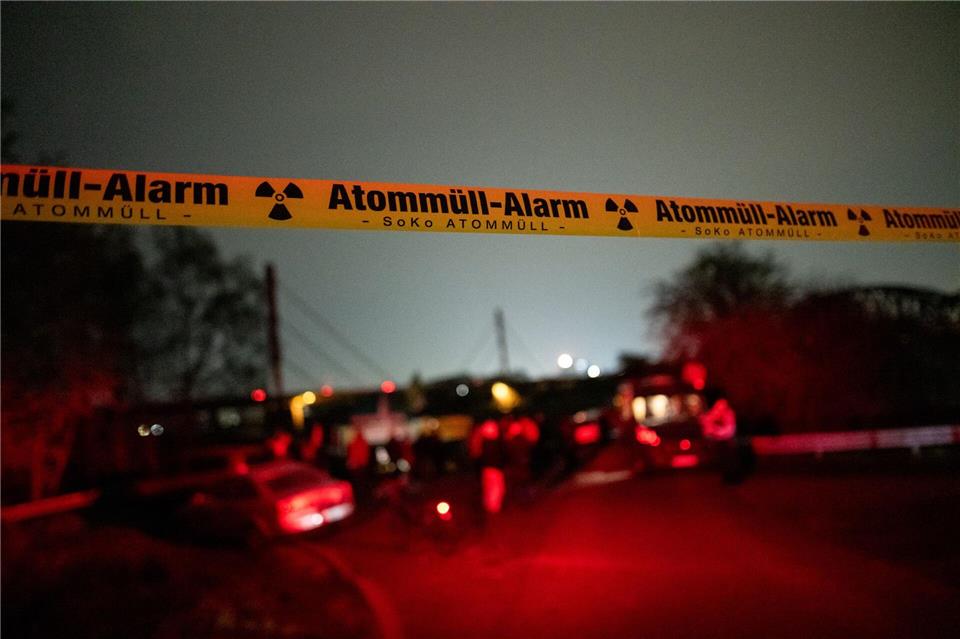 In Duisburg haben sich am Abend an einer Auffahrt zur A42 Dutzende Menschen versammelt.