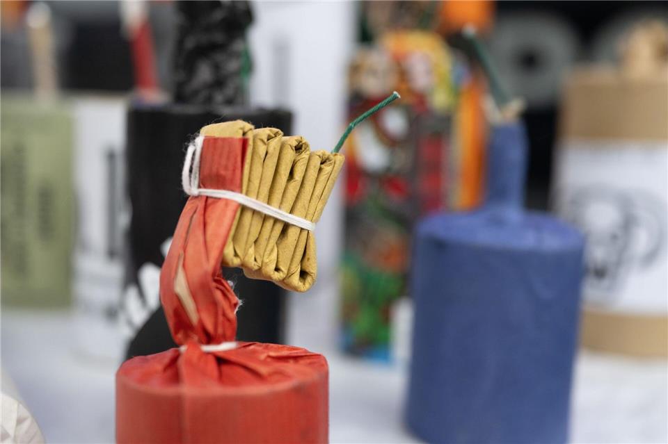 In Duisburg sind Böller auf Straßenbahnen geworfen worden. (Archivbild) Sebastian Kahnert/dpa