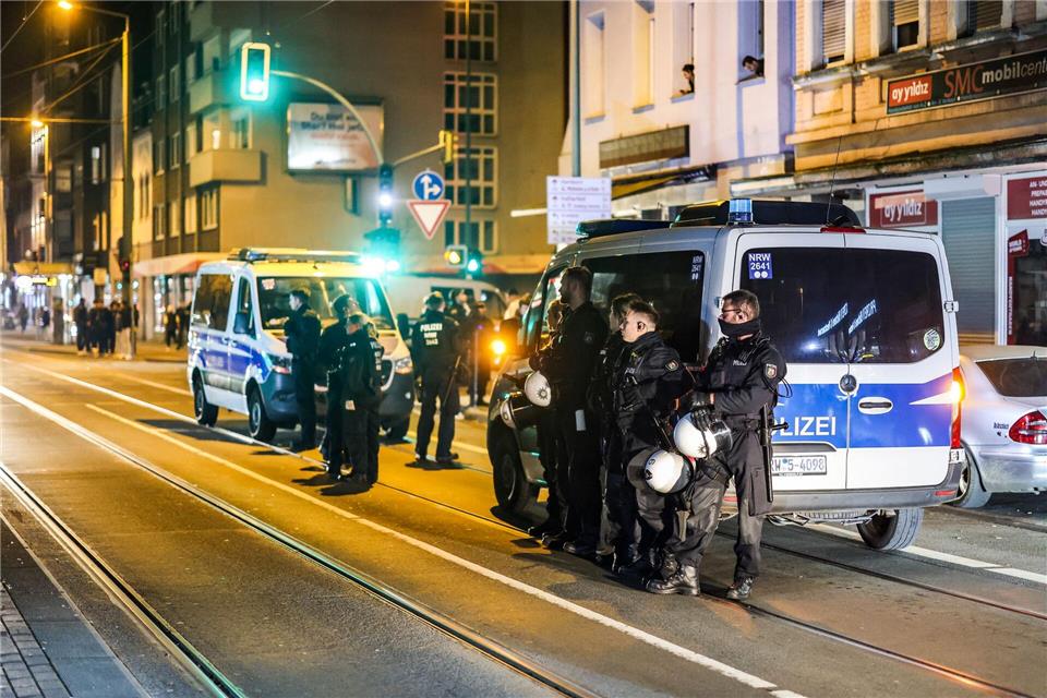 Einsatzkräfte zeigen Präsenz an Halloween  In Duisburg wollen Ordnungsamt und Polizei bei Einsätzen an Halloween eng zusammenarbeiten. (Archivbild)Christoph Reichwein/dpa
