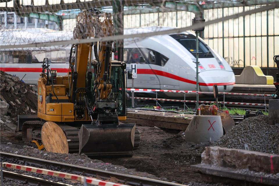 In Duisburg wurde ein 250-Kilo-Blindgänger auf dem Gelände des Hauptbahnhofs gefunden.Christoph Reichwein/dpa