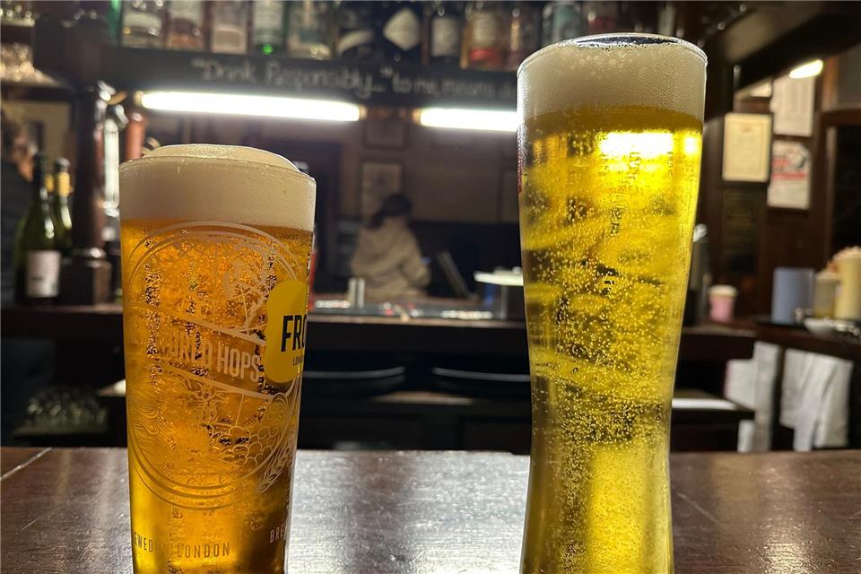 In Dundonald kann das klassische Pint schon bald neben einer Lidl-Filiale genossen werden. (Archivbild)Benedikt von Imhoff/dpa