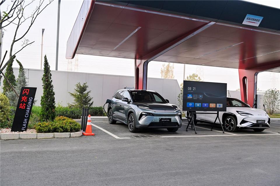 In Eigenregie: Hersteller wie BYD bauen werkseigene Ladestationen auf.BYD/dpa-tmn