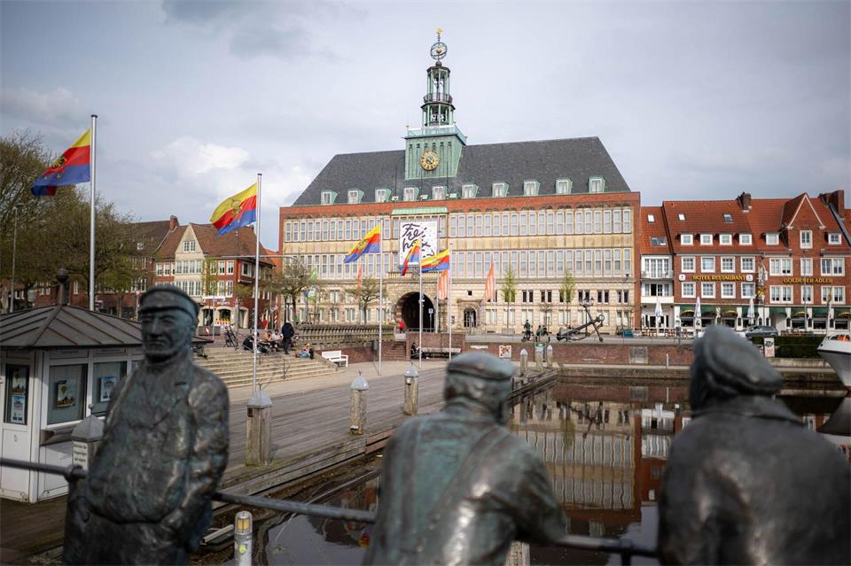 In Emden gab es bis 1997 einen Marinestützpunkt. (Archivbild)Sina Schuldt/dpa