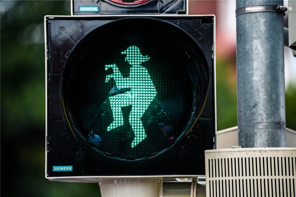 In Emden hüpft Otto Waalkes durchs Bild. (Archivbild)Mohssen Assanimoghaddam/dpa