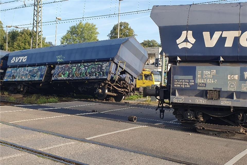 In Emmerich ist der Waggon eines Güterzuges von den Schienen gesprungen. Guido Schulmann/dpa