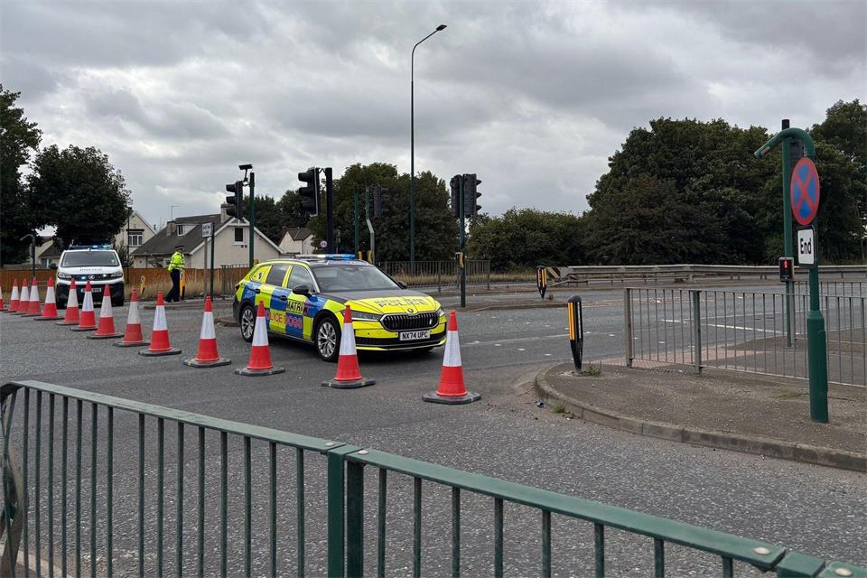 In England ist es bei einer Verfolgungsfahrt zu einem schweren Unfall gekommen.  Tom Wilkinson/PA Wire/dpa