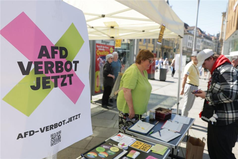 In Erfurt demonstrierten Menschen für ein AfD-Verbot.Bodo Schackow/dpa