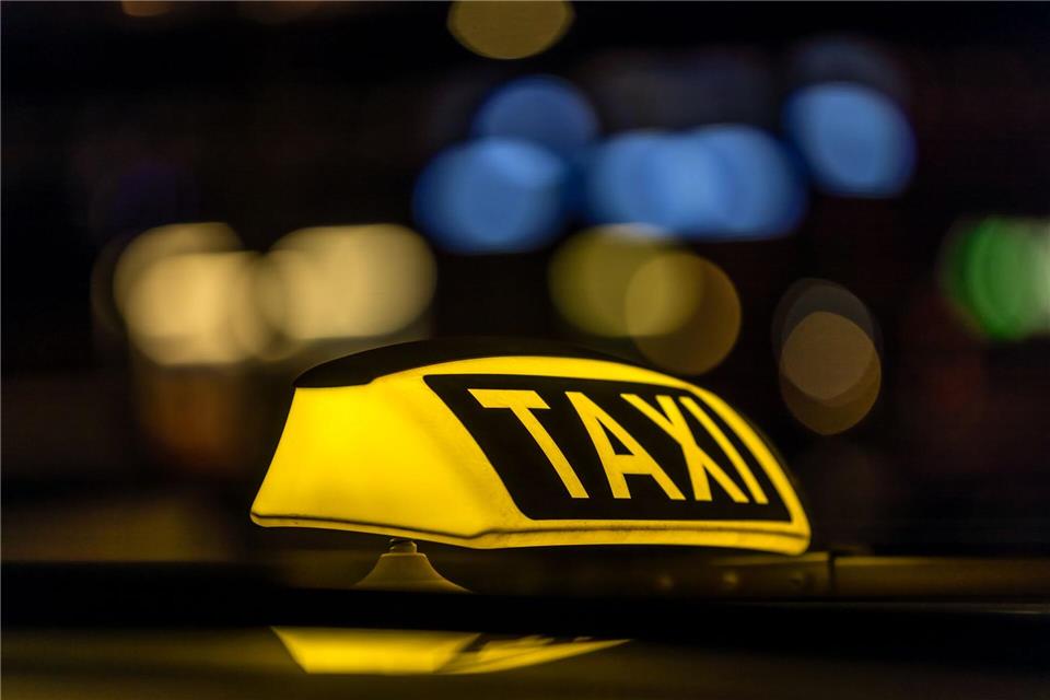 In Erfurt hat ein Fahrgast einen Taxifahrer angegriffen. (Symbolbild)Frank Hammerschmidt/dpa