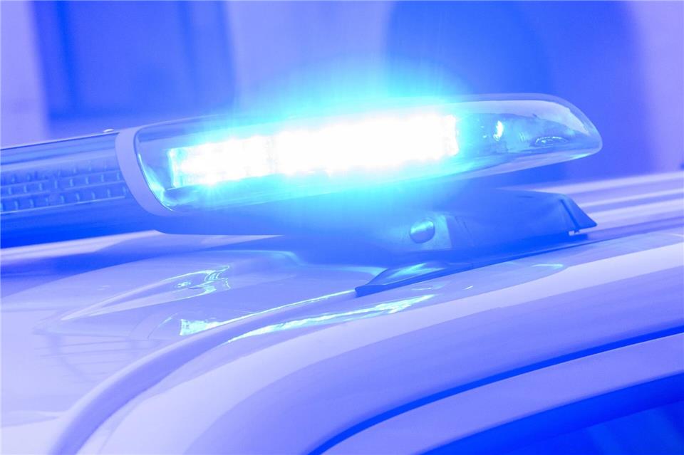 In Erfurt ist ein 23-Jähriger bei einem mutmaßlich politisch motivierten Angriff verletzt worden. Die Polizei sucht nun nach Zeugen. (Symbolbild)Julian Stratenschulte/dpa