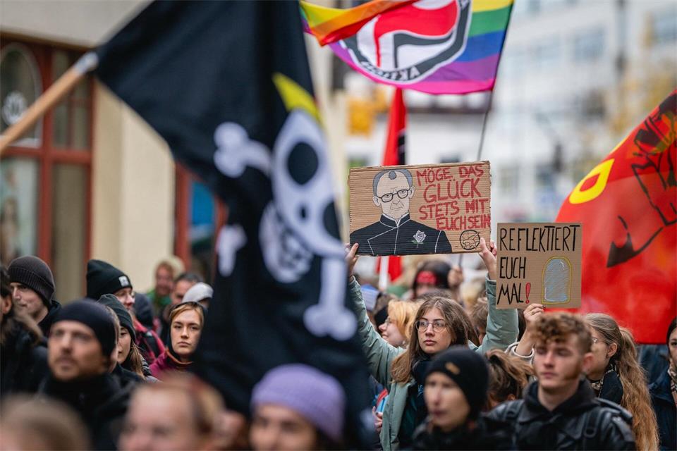 In Erfurt sind am Nachmittag laut Polizei rund 1.900 Demonstranten durch die Stadt gezogen.Jacob Schröter/dpa