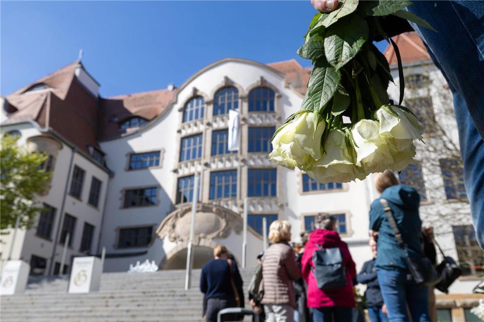In Erfurt wurde der Opfer des Amoklaufs am Gutenberg-Gymnasium gedacht. Michael Reichel/dpa