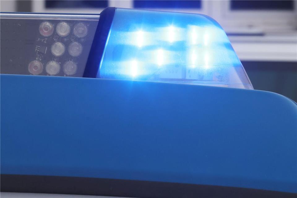 In Erfurt wurden Fußballfans angegriffen und ihrer Fanartikel beraubt. (Symbolbild)Bodo Schackow/dpa