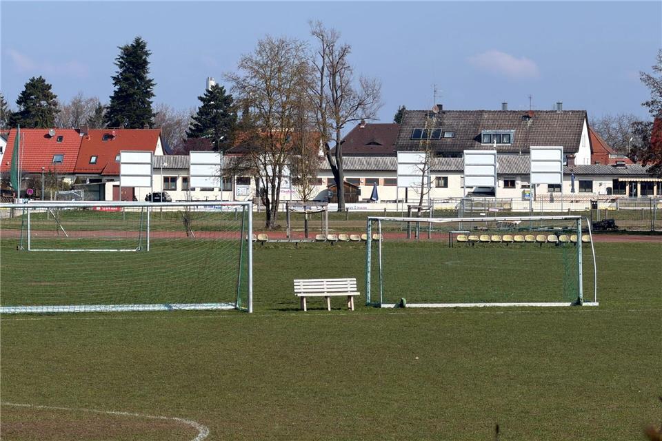 In Erlangen ist ein Fußballtor auf einen Jungen gestürzt.Daniel Löb/dpa