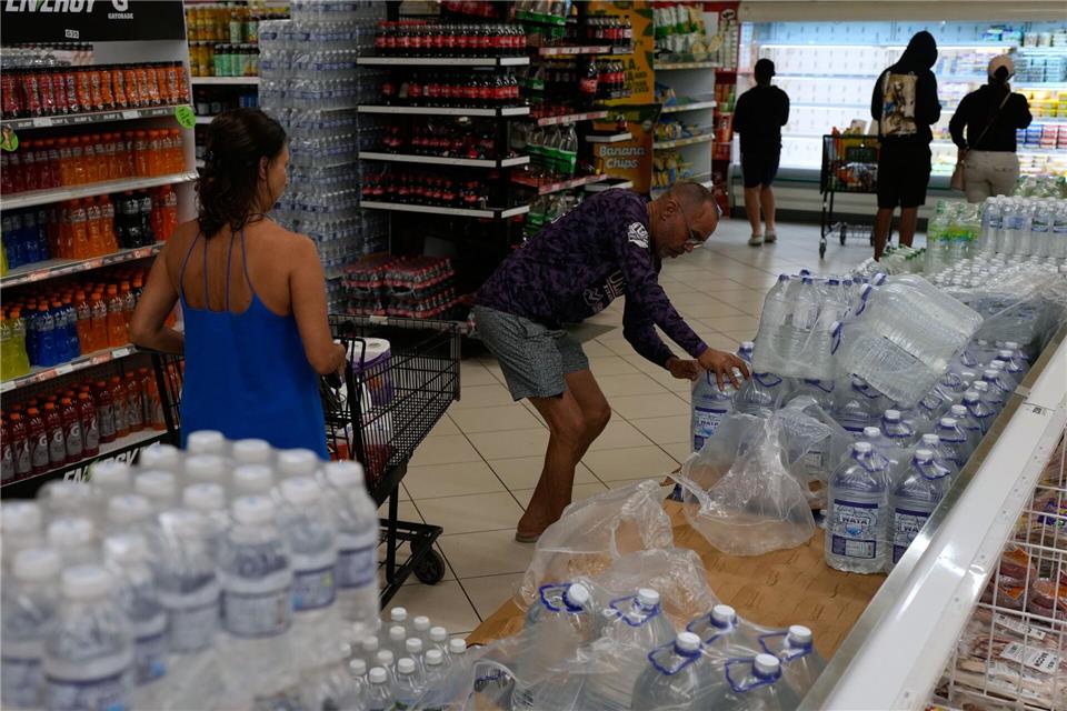 Hurrikan „Melissa“ erreicht vor Jamaika stärkste Stufe  In Erwartung des Hurrikans kauften Menschen Wasser und Lebensmittel, um für den schlimmsten Fall vorbereitet zu sein.Matias Delacroix/AP/dpa