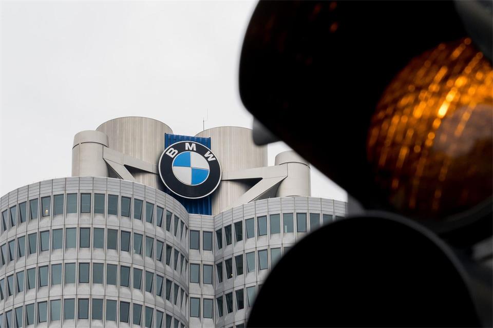 In Europa und den USA hat sich BMW solide geschlagen - in China geht es dagegen drastisch nach unten. (Archivbild)Tobias Hase/dpa