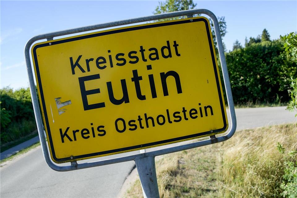 In Eutin haben Passanten mehrere aufgesprühte Hakenkreuze entdeckt. (Symbolbild)Axel Heimken/dpa
