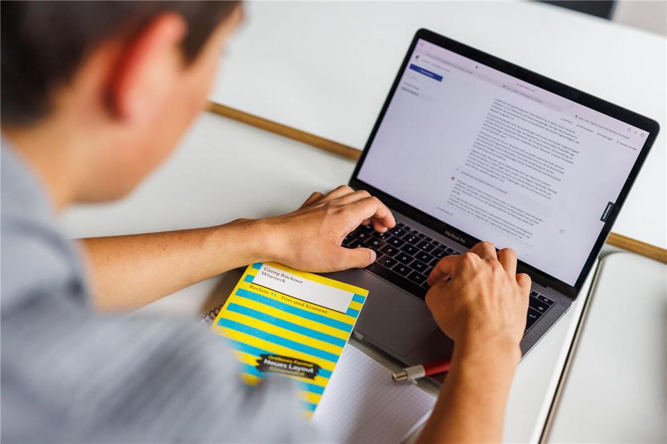 In Fächern wie Chemie sind die Herausforderungen für digitalen Unterricht schwieriger. (Symbolbild)Philipp von Ditfurth/dpa