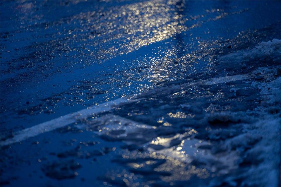 In Flensburg stürzt eine Frau im Schneematsch und verletzt sich schwer Thomas Banneyer/dpa