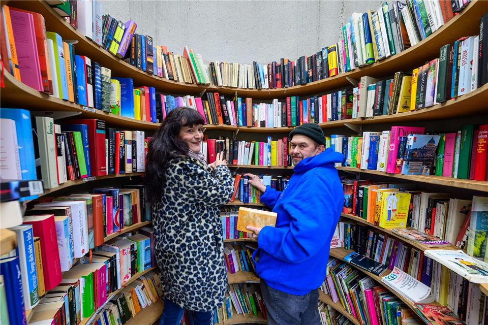 In Forst stehen rund 1000 Bücher in der Bücherbox.Patrick Pleul/dpa