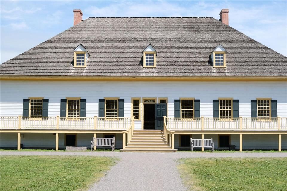 In Fort William trafen sich einst Händler aus Ost und West. Heute kann man im Fort William Historical Park 40 historische Gebäude erkunden.Christoph Jänsch/dpa-tmn