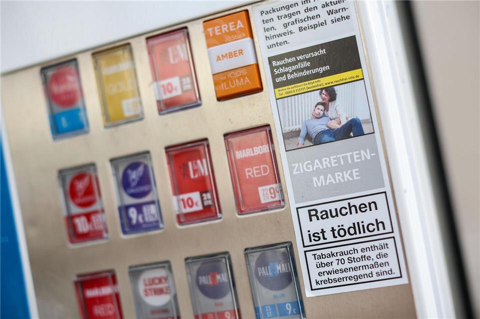 In Franken erbeuteten Unbekannte mit der Sprengung eines Zigarettenautomaten Geld und Ware im Wert von 1.500 Euro. (Symbolbild)Jan Woitas/dpa