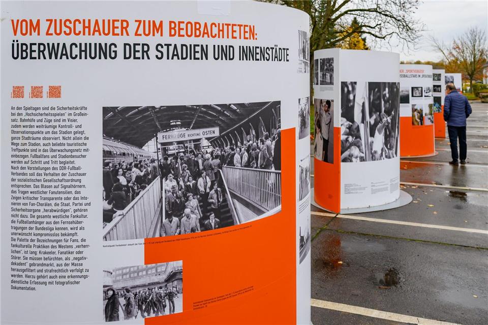 In Frankfurt (Oder) widmet sich eine Ausstellung der Stasi-Überwachung in den Fußballstadien. (Symbolbild)Patrick Pleul/dpa