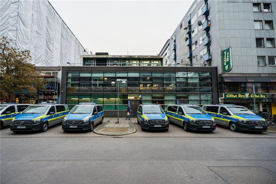 In Frankfurt am Main wird gegen 17 Polizisten ermittelt - unter anderem wegen des Verdachts der Körperverletzung im Amt.Andreas Arnold/dpa