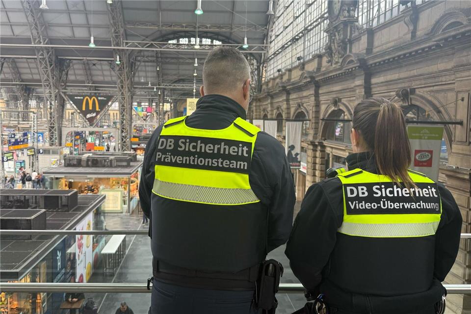 In Frankfurt darf am Hauptbahnhof kein Alkohol mehr getrunken werden. Die DB-Sicherheit-Mitarbeiter kontrollieren das Verbot ab dem 01. Mai. (Symbolbild)Mona Wenisch/dpa