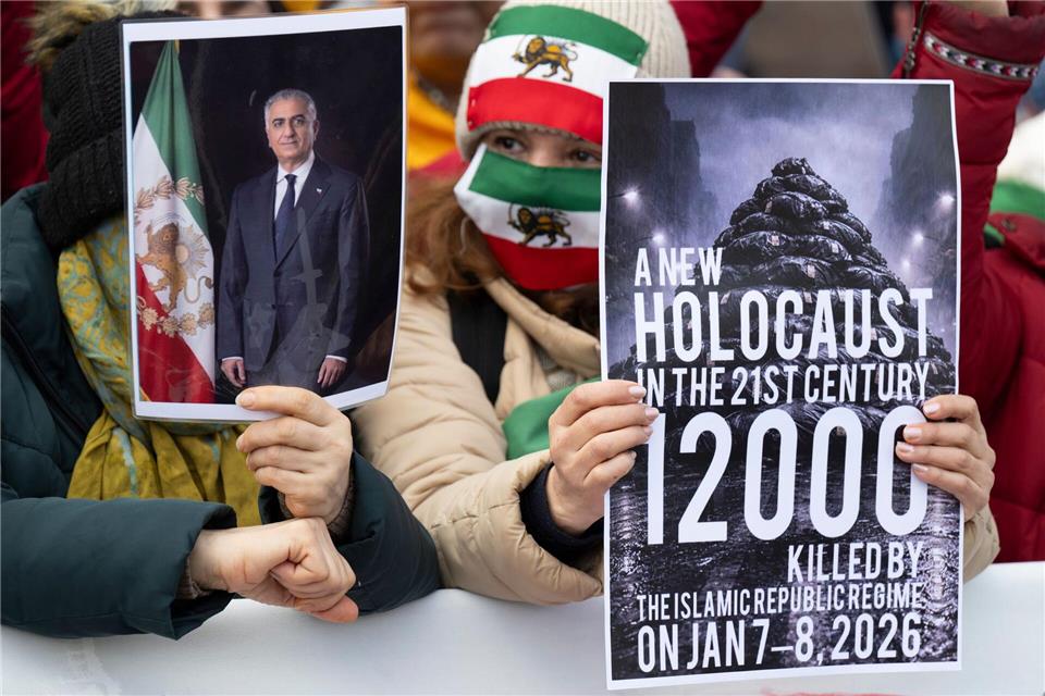 In Frankfurt haben am Donnerstag Hunderte Menschen vor dem US-Generalkonsulat für ein Ende des Regimes in Teheran demonstriert.Boris Roessler/dpa