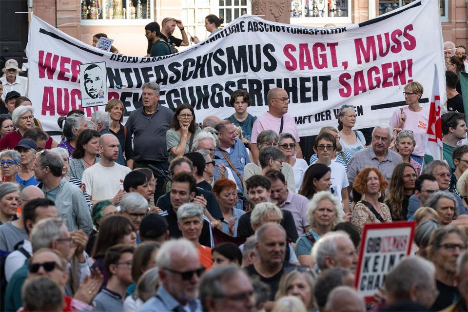 In Frankfurt haben laut Polizei rund 2.500 Menschen gegen die AfD demonstriert. Boris Roessler/dpa