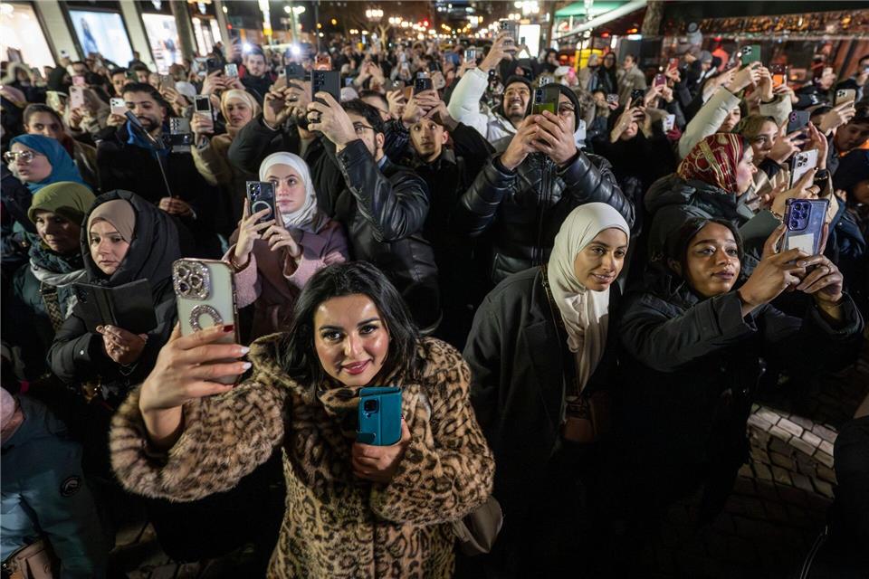 In Frankfurt ist dieses Jahr zum dritten Mal eine Ramadan-Beleuchtung zu sehen.  Boris Roessler/dpa