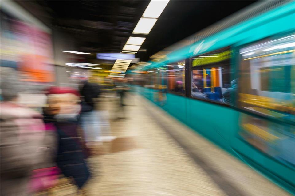 In Frankfurt sind bald wieder mehr U-Bahnen unterwegs. (Archivbild)Andreas Arnold/dpa