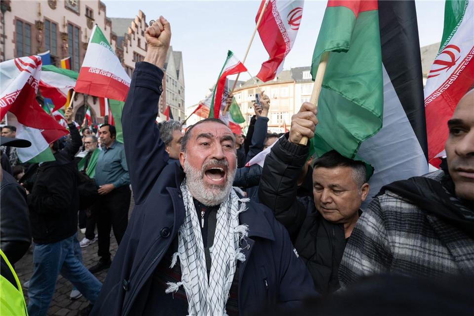 In Frankfurt trafen sich Hunderte zu einer Iran-Demo.Boris Roessler/dpa