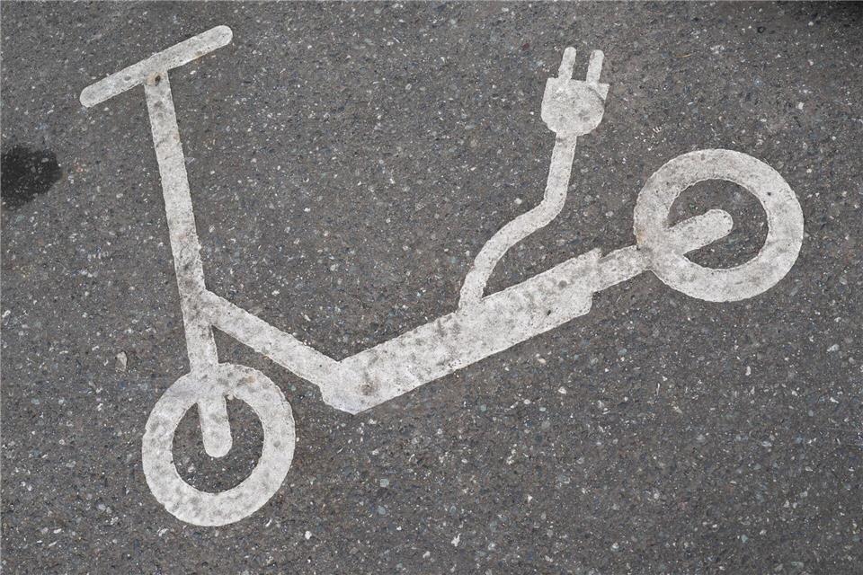 In Frankfurt und anderen Städten dürfen E-Scooter nur auf eigens gekennzeichneten Flächen abgestellt werden. Boris Roessler/dpa