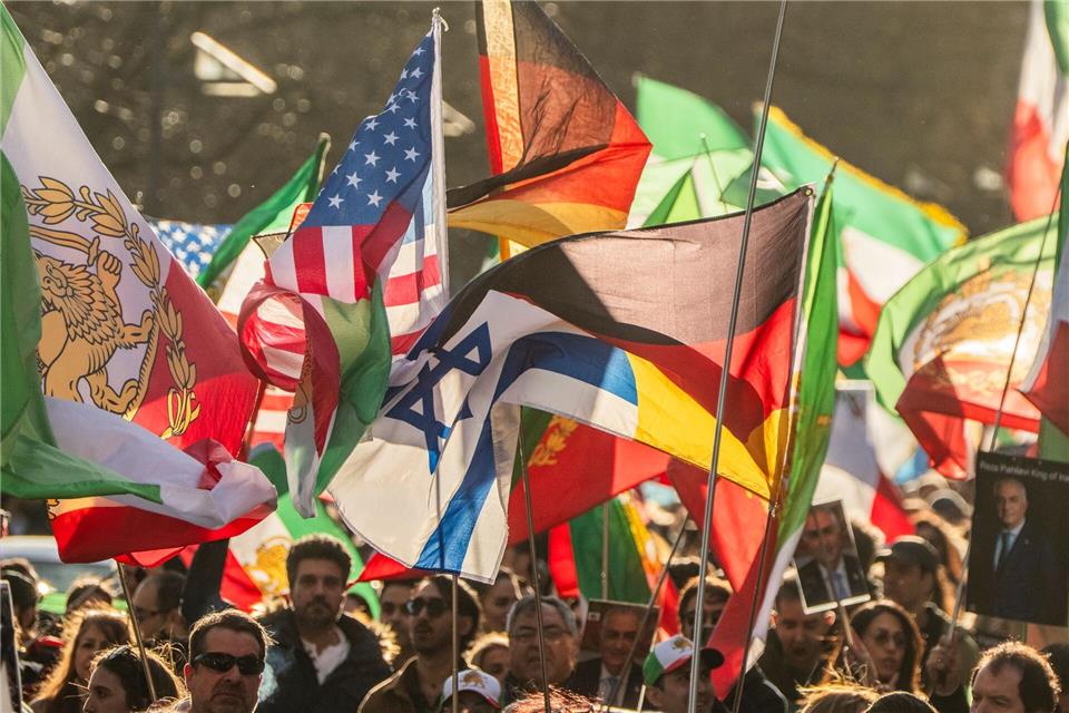 In Frankfurt versammelten sich am Samstag laut Polizei 2.000 Menschen.Andreas Arnold/dpa