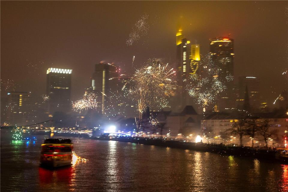 In Frankfurt wird an Silvester gerne am Main gefeiert. (Archivbild)Helmut Fricke/dpa