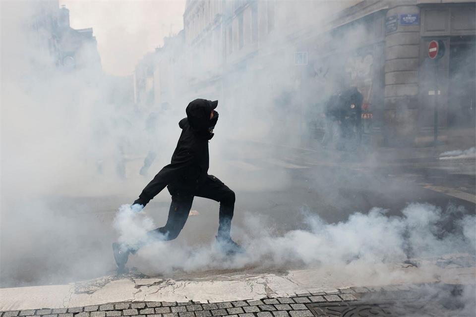 In Frankreich, Spanien, Italien und Albanien war es jüngst zu Ausschreitungen gekommen. (Archivbild)Jeremias Gonzalez/AP/dpa