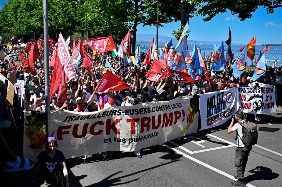 In Frankreich dürfen die G7-Gegner nicht protestieren, so weichen sie auf die Schweizer Seite des Genfersees aus. Martial Trezzini/KEYSTONE/dpa