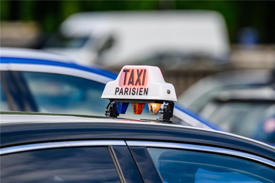 In Frankreich gibt es keine festgelegte Farbe für Taxis, jedoch sind die meisten silber, grau oder schwarz. (Archivbild)Robert Michael/dpa