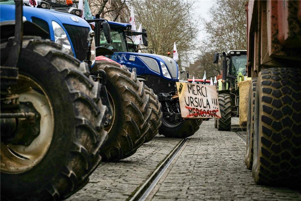 In Frankreich hatte es im Dezember Bauernproteste gegen das Mercosur-Handelsabkommen zwischen der EU und südamerikanischen Staaten gegeben. Jetzt kündigten Landwirte auch in Deutschland und Brandenburg Aktionen dagegen an. (Archivbild) Arnaud Finistre/AFP/dpa