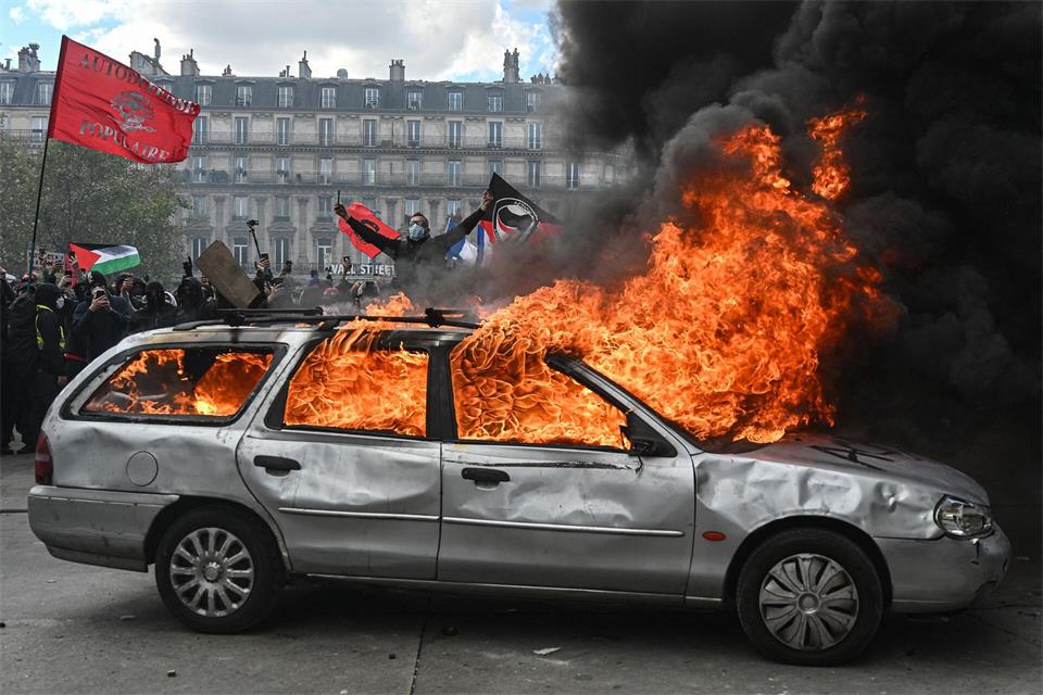 In Frankreich ist die Lage nicht nur in der Hauptstadt eskaliert - Bayerns Innenminister Joachim Herrmann (CSU) warnt davor, dass sich derartige Entwicklungen auch bis nach Deutschland durchsetzen könnten. (Archivbild)Julien Mattia/Le Pictorium via ZUMA Press/dpa