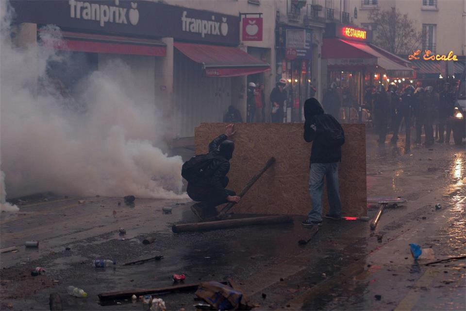 In Frankreich kam es immer wieder zu Krawallen bei Protesten. (Archivbild)Marcus Golejewski/dpa