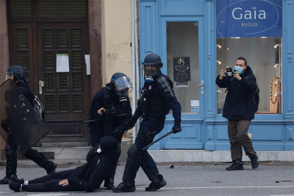 In Frankreich sind Proteste eskaliert. (Archivbild)Jean-Francois Badias/AP/dpa